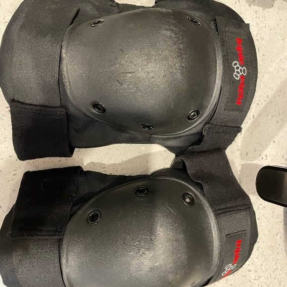 Triple Eight Saver Series Pad Set with Kneesavers, Elbowsavers and Wristsavers - Picture 3 of 4